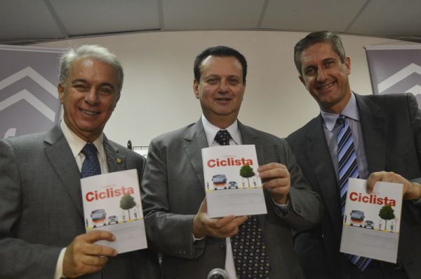 No Dia Mundial Sem Carro, o deputado Marcos Montes,o ministro Gilberto Kassab, e o deputado Rogério Rosso, lançam a Cartilha do Ciclista (José Cruz/Agência Brasil)