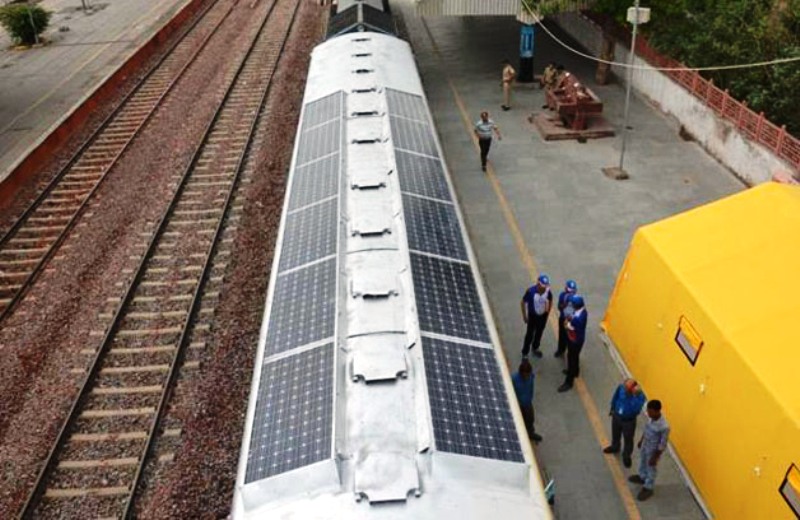 Trens com placas solares fotovoltaicas – na Índia