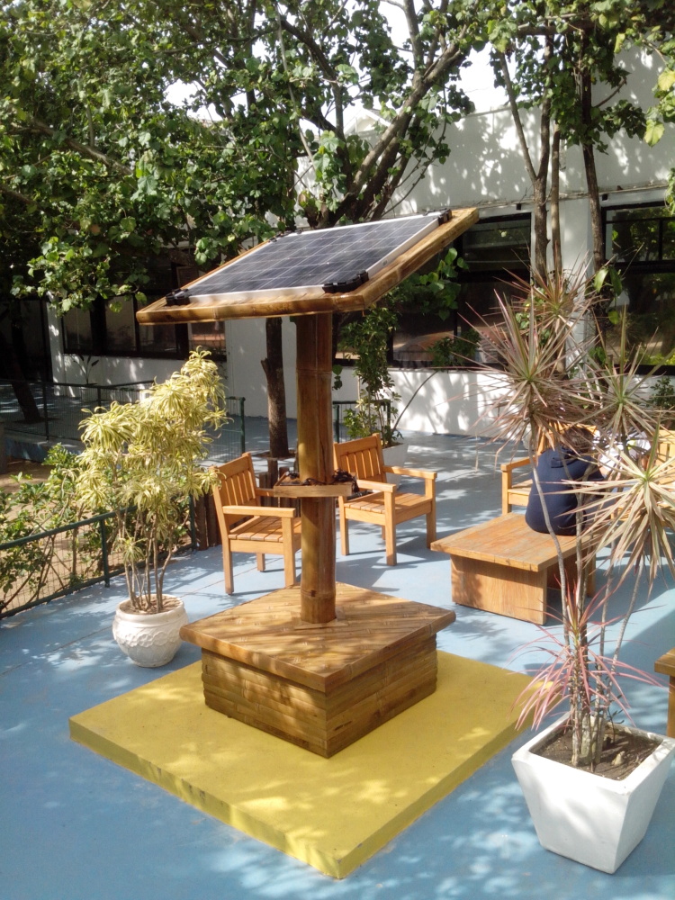 Poste solar bambu